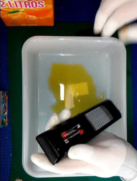 LO PRIMERO ES QUITAR LAS BATERiAS DEL CONTROL REMOTO