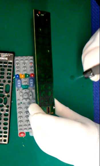 aplicar alcohol isopropilico a la placa electrónica del remoto