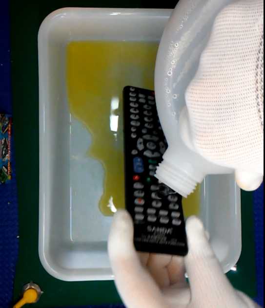 enjuagando el mando con agua destilada