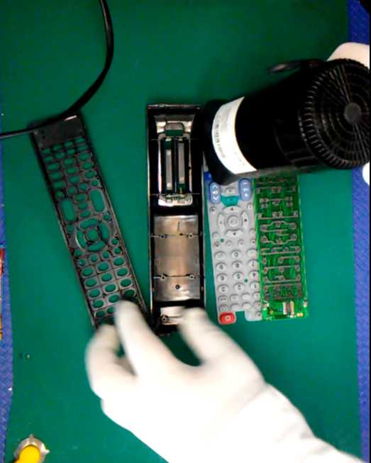 secando el remoto con un secador de cabellos