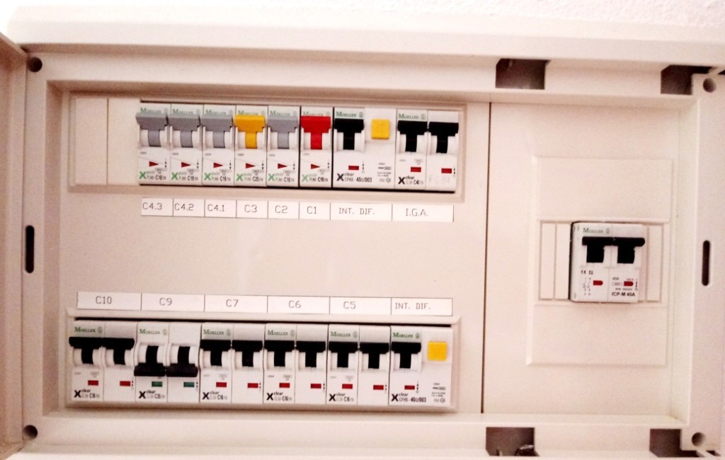 panel de control eléctrico mostrando los cortacircuitos panel de control eléctrico mostrando los cortacircuitos