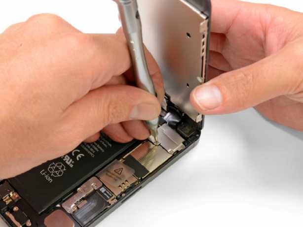 quitando el conector de pantalla del display del iPhone 5