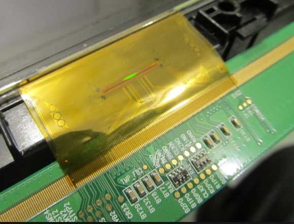 cintas flexibles de unión al display del tv pueden provocar líneas verticales en TV. Unión de placa o módulo scaler al tv con rayas verticales