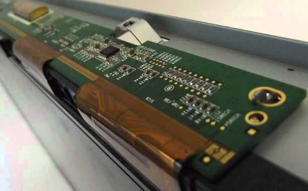 vista de parte de la placa del módulo scaler mostrando los conductores lvds.