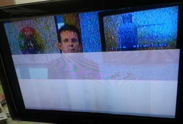 televisor con con pantalla dividida en dos, una abajo y otra arriba. Se ve mitad de pantalla blanda en tv