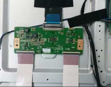 Las cintas flexibles LVDS pueden tener problemas o falsos contactos a la placa T-con o al módulo scaler.