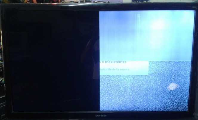 Televisor Samsung con la mitad izquierda de la pantalla en negro Televisor con mitad de pantalla en negro de la marca Samsung