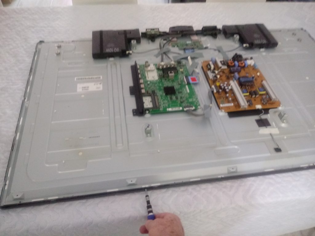 quitar los tornillos que sujetan el marco del display del tv lg 50lf5800