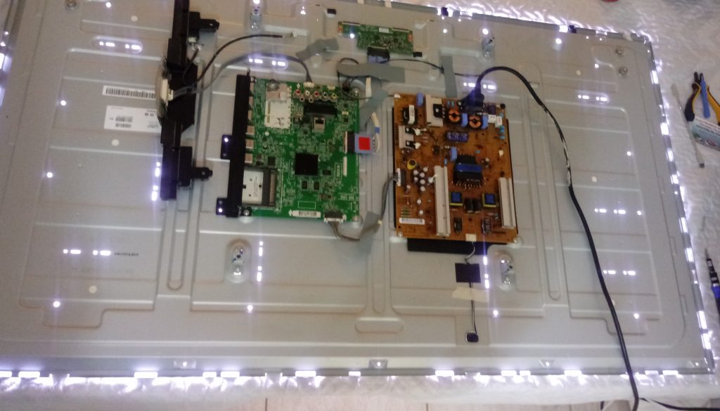 comprobando la iluminación de los leds ya reparados