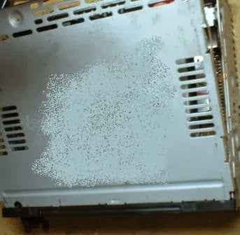 LEVANTANDO LA TAPA DE LA REPRODUCTORA SONY