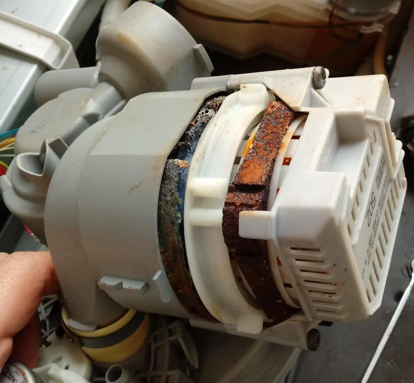 bomba calefactora lavavajillas Bosch afectada por detergentes. Eso hace que salte el diferencial