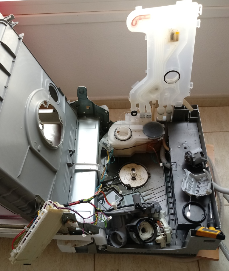 Lavavajillas Bosch que hace saltar el diferencial mostrando sus electropartes