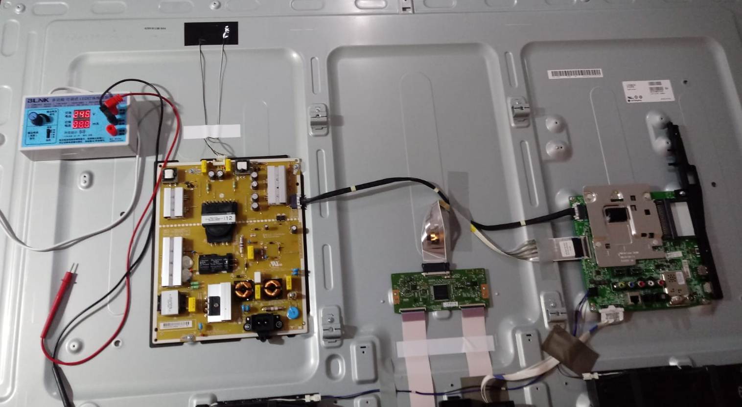 Televisor lg de 55 pulgadas mostrando sus tres módulos