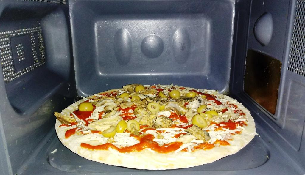 Porque la pizza es rica con más queso, tomate y caballas estofadas