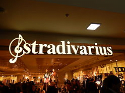local comercial para la marca Stradivarius