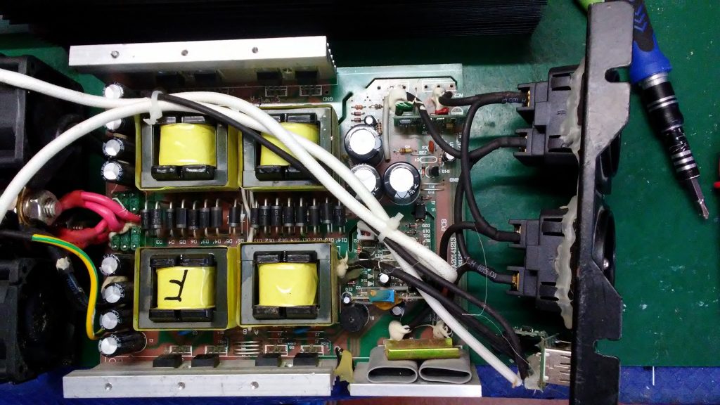 Interior del inversor mostrando condensadores electrolíticos, transformadores de los osciladores y los transistores de potencia en sus disipadores