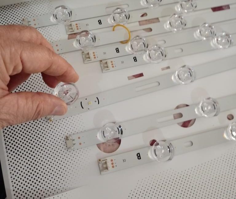 la pantalla que parpadea en TV LG se debe a problemas en los leds de retroiluminación de la pantalla. A veces se ven manchas blancas en la pantalla y es por desprendimiento de los difusores de los leds