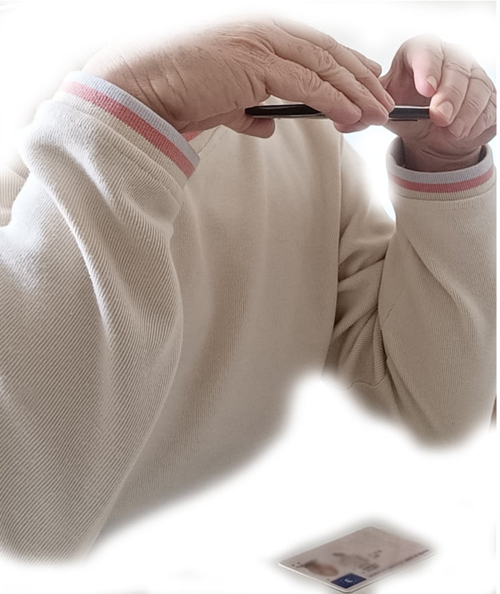 sacando foto de documento de ID con codos apoyados para evitar movimiento