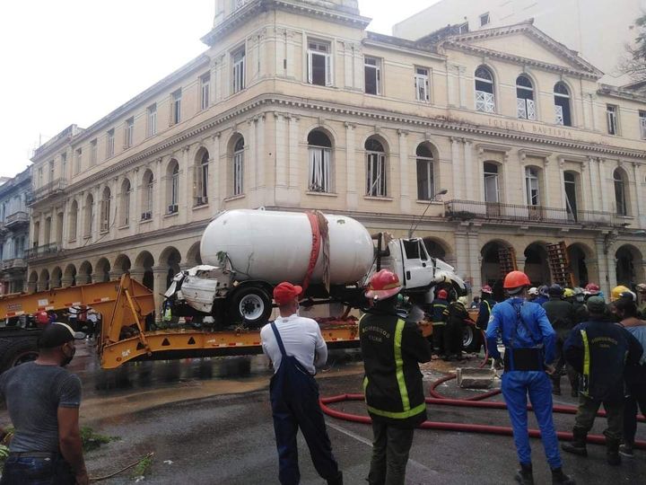 camión cisterna con gas licuado de la explosión en hotel Saratoga en La Habana Cuba,
