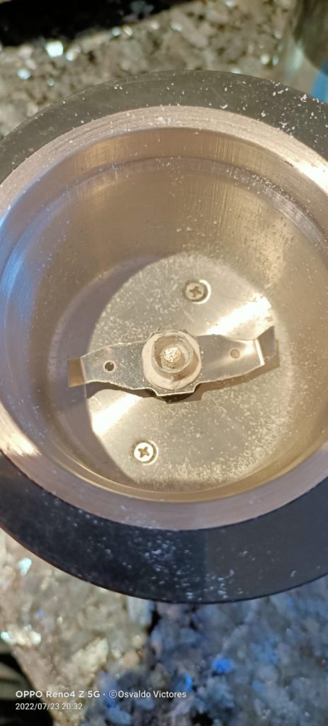 Centro del acople de cuchilla al eje preparado para rellenar con resina