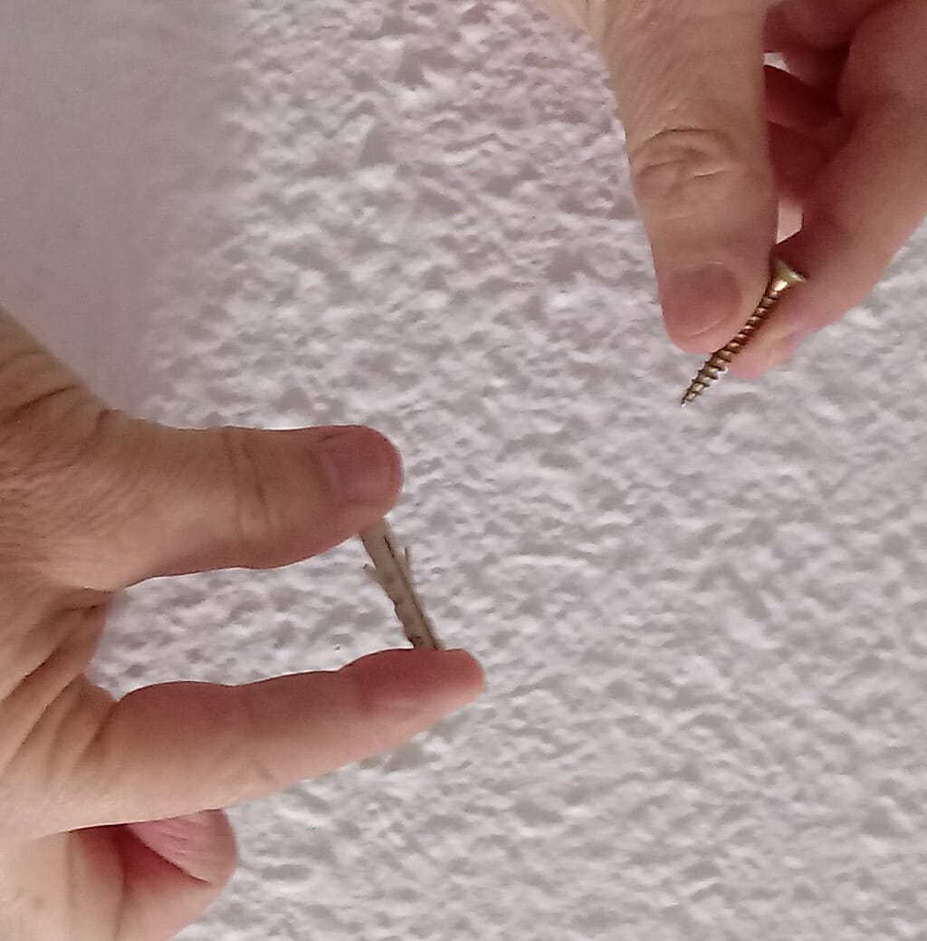 tornillo y taco para montar cuadros en paredes