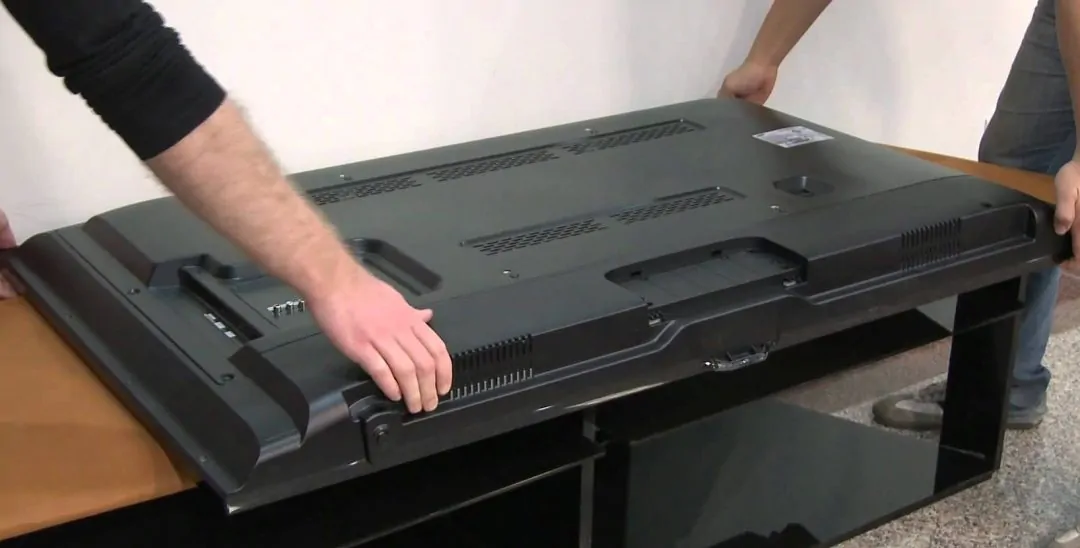 apoyar el tv sobre una superficie firme para desarmar y resolver el audio del tv