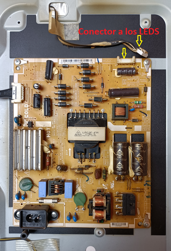 fuente de televisor mostrando el conector que lleva la corriente a los leds.