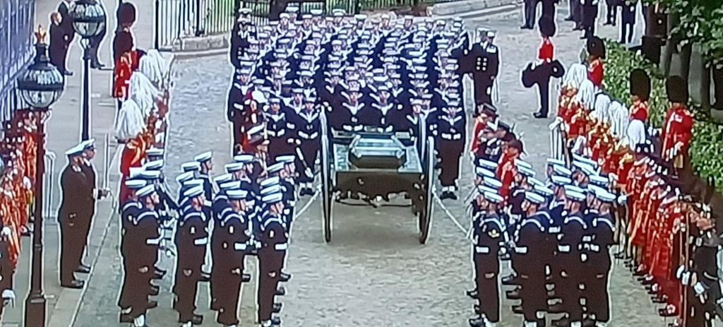 El armón militar escoltado por marines esperando para conducir al féretro de la Reina Isabel II hasta la Abadía y de allí al Arco de Wellington.