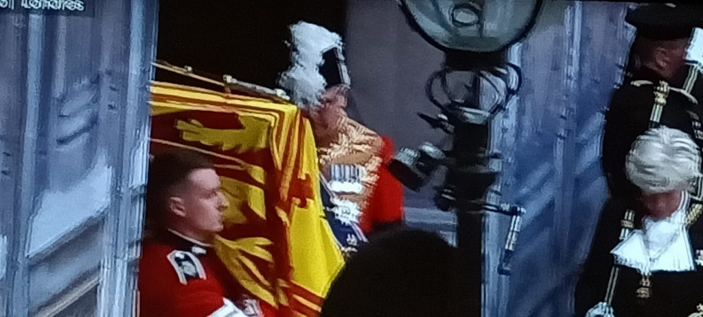 féretro de la Reina Isabel II saliendo para el cortejo fúnebre hasta la Abadía