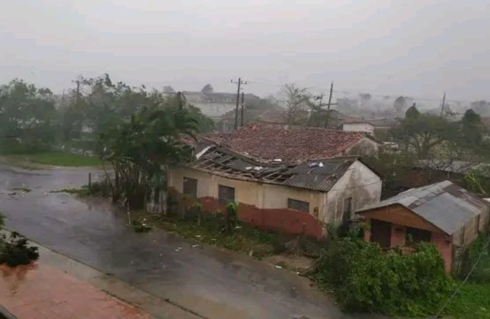 casa semidestruida en medio del paso de Ian por Pinar del Rio