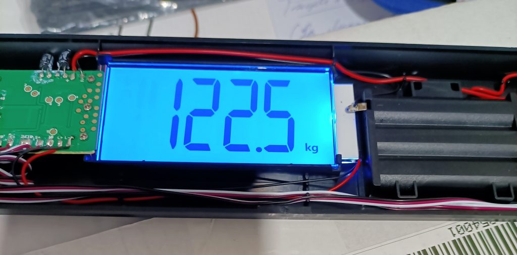 Báscula Electrónica bloqueada mostrando una lectura de peso erróneo