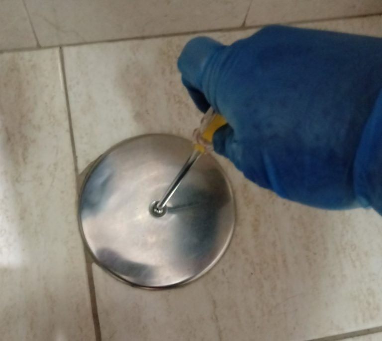 tapa del registro de albañales del baño