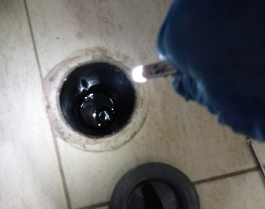 trampa de grasas y otros del registro de albañales del baño