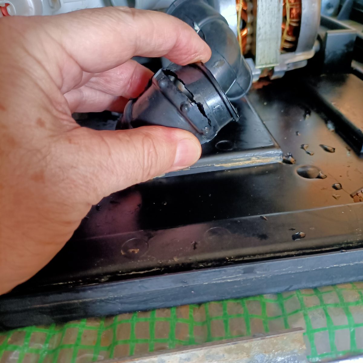 Causa de que el lavavajillas no para de drenar o botar agua. manguera de drenaje y bomba rota.