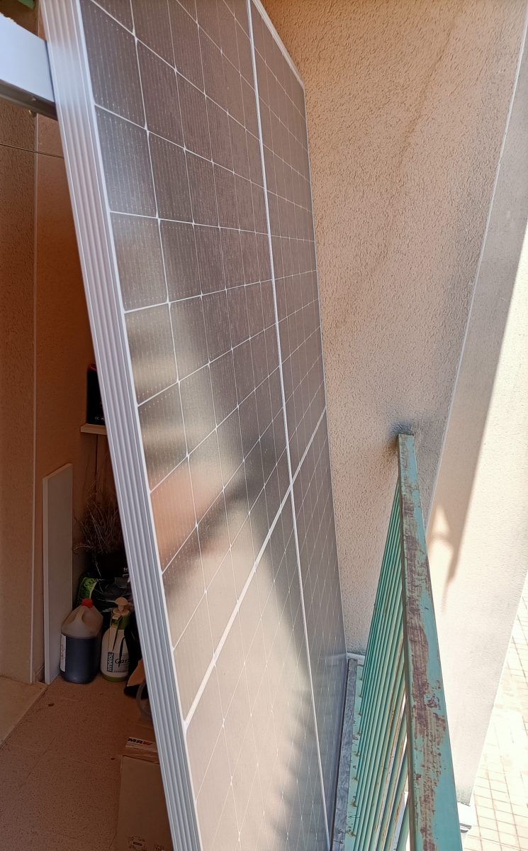 Dos paneles solares rígidos de 500 W en balcón.