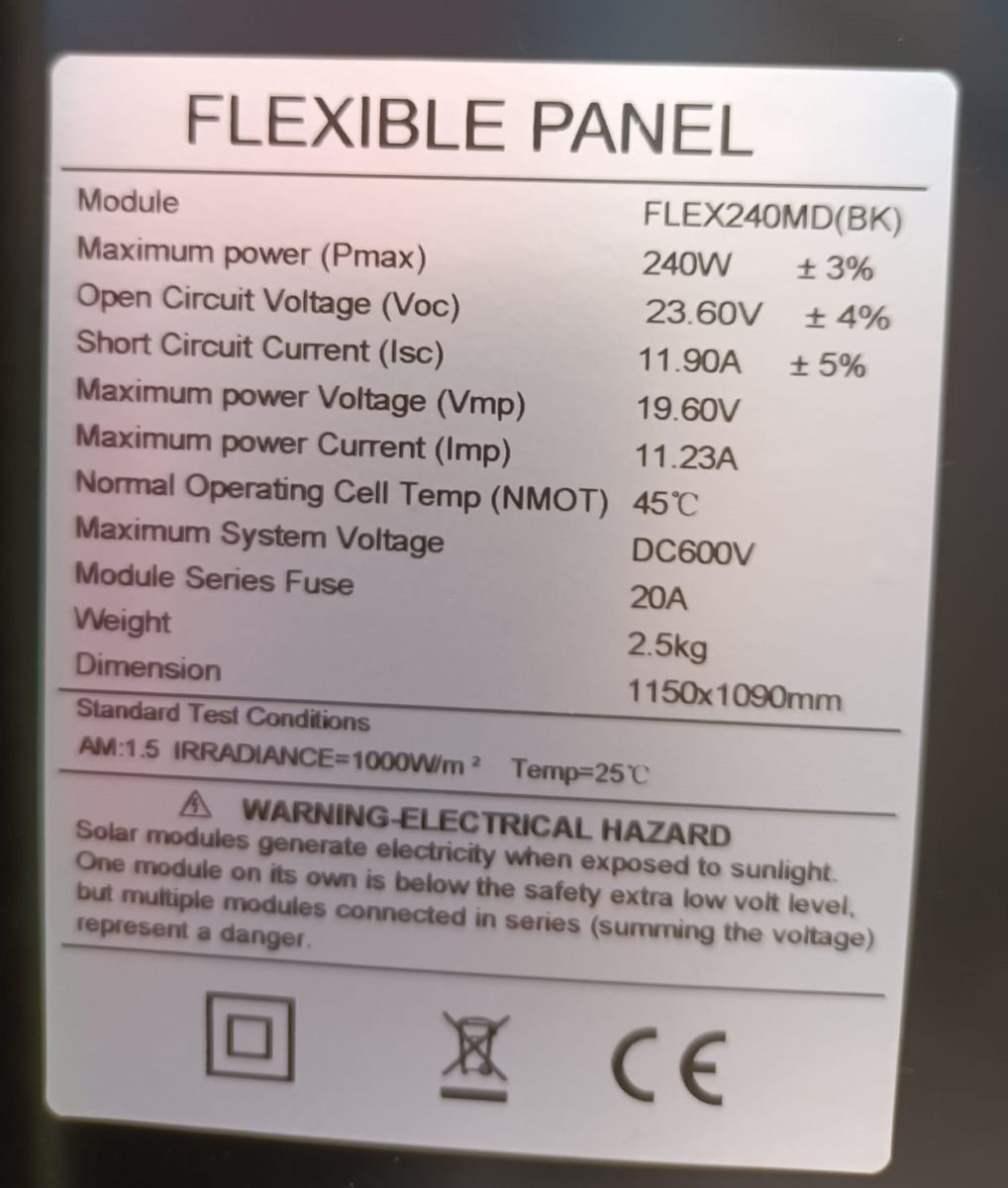 Etiqueta con las características del panel solar flexible de 240W