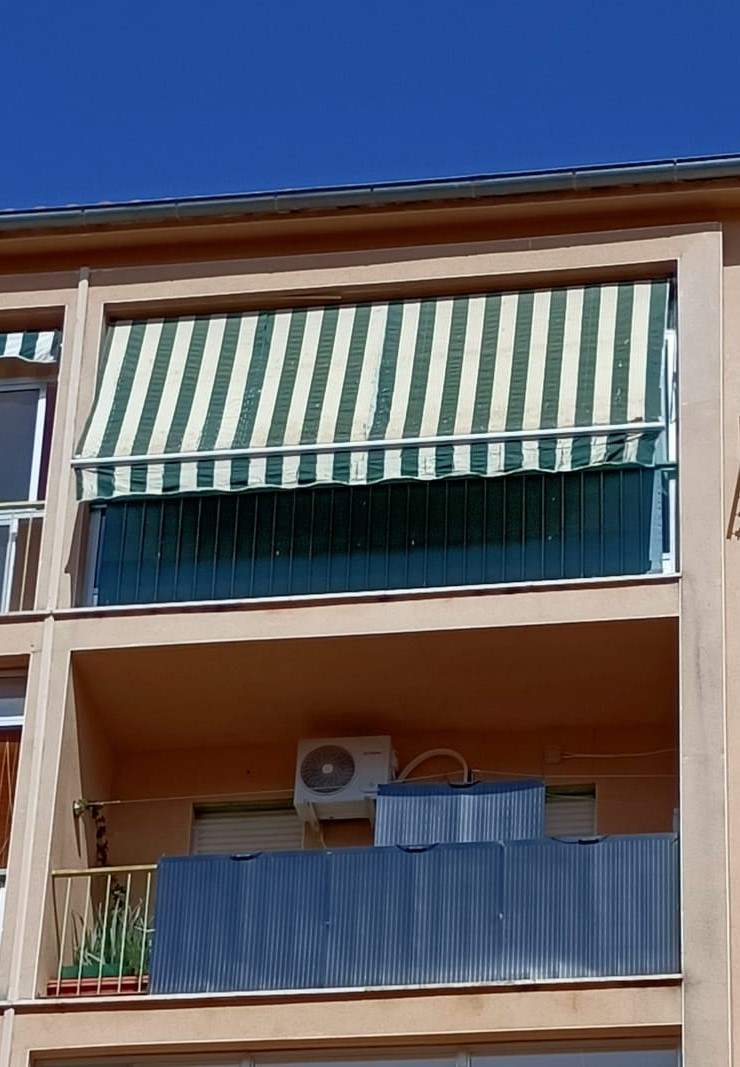 Comprobación del Array de paneles solares flexibles de 240 W en un balcón en Cáceres, Extremadura. Agosto de 2025.