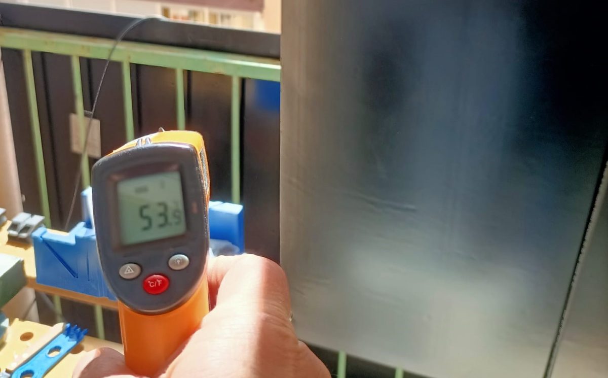 Medición de la temperatura en Agosto de paneles solares flexibles en balcón.