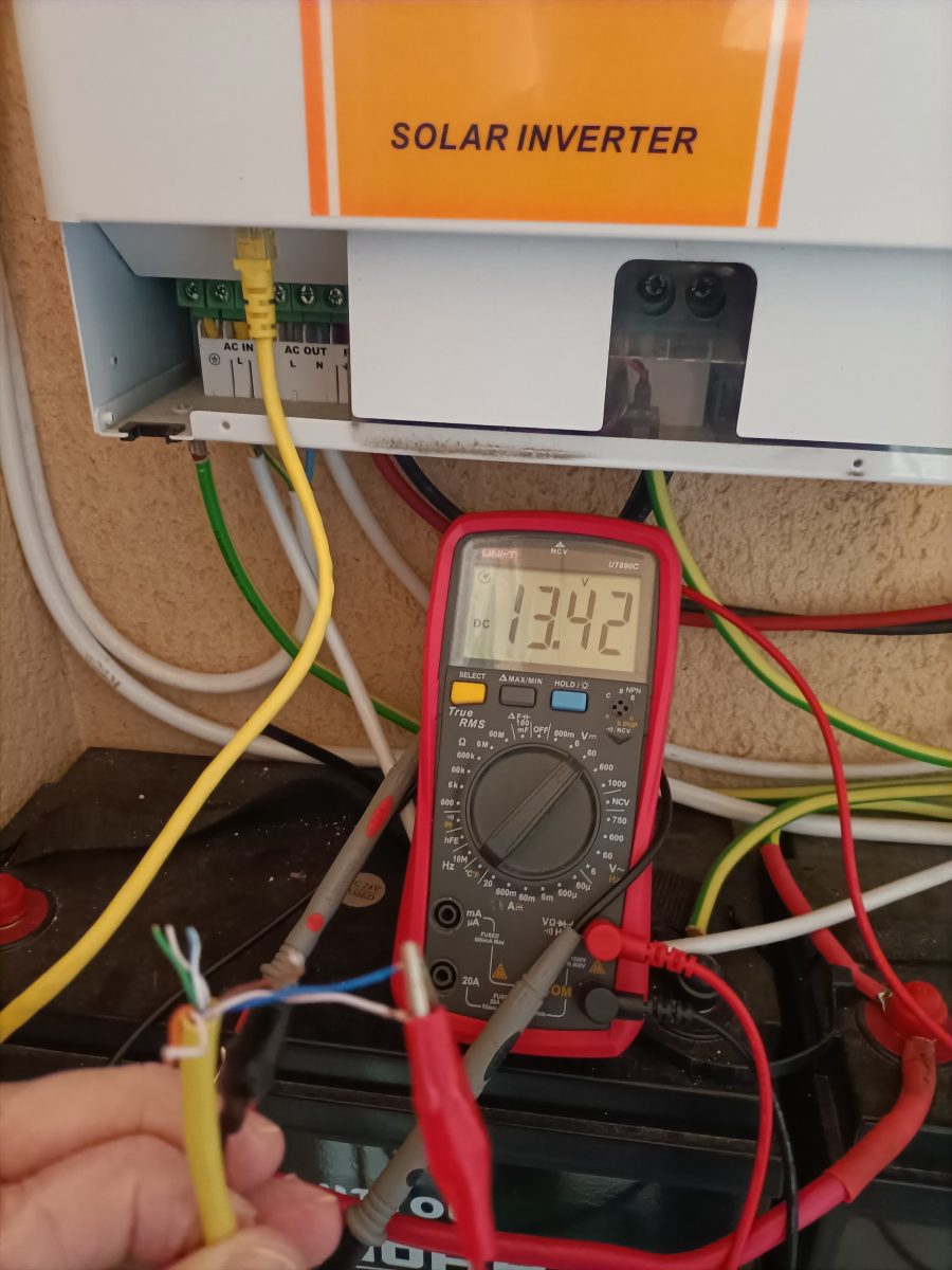 Identificando el cable que lleva la alimentación desde el RJ45 del inversor hacia la interfase y midiendo su voltaje.