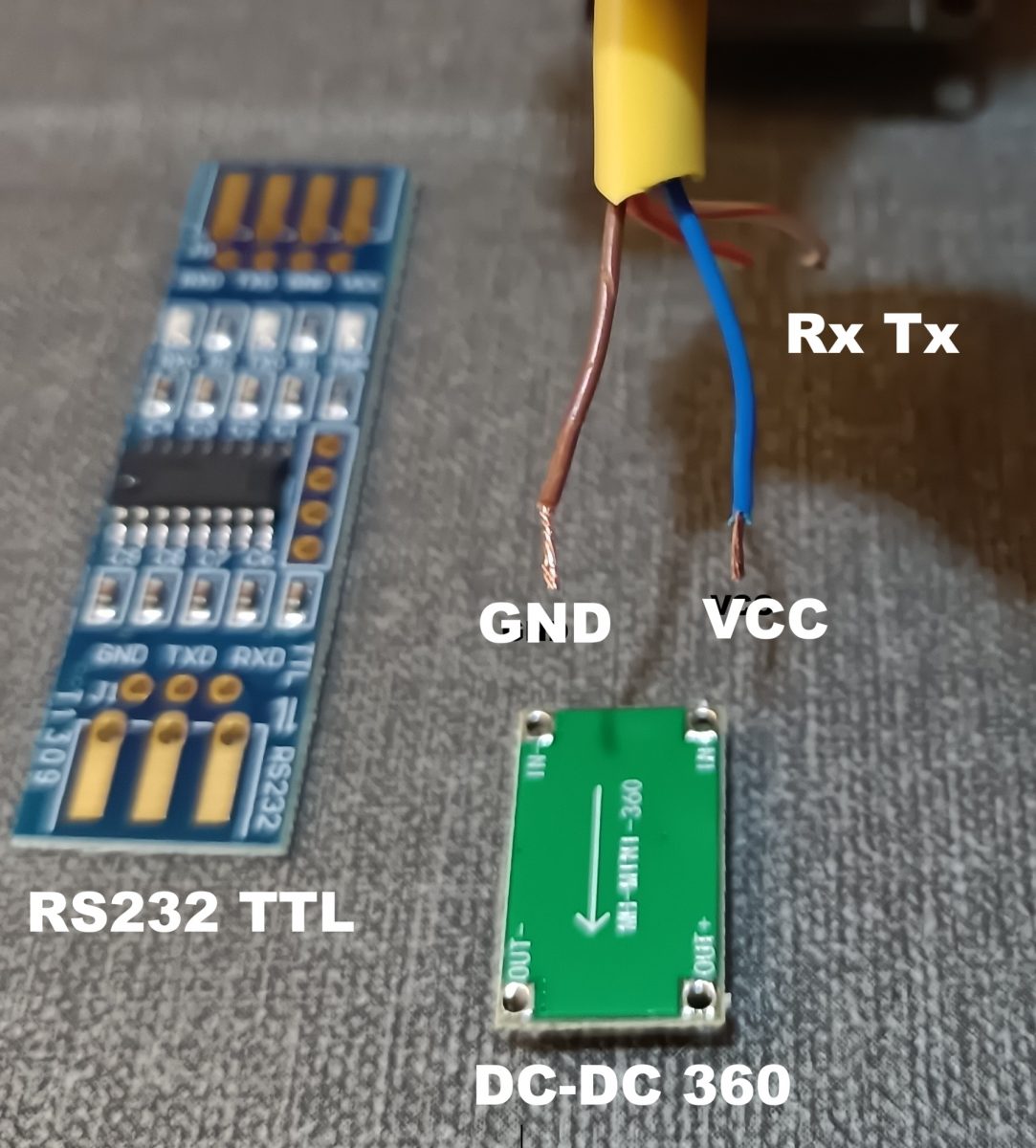 Solamente se usan 4 conductores del cable de red. Azul VCC, Marrón Oscuro GND, Marrón claro Tx y Blanco Marrón Rx.