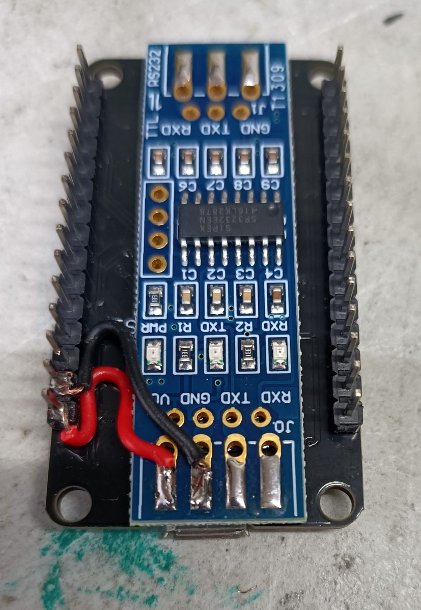 RS232 TTL pegado a la placa del ESP32 con cinta de doble cara y alimentado desde los 3,3 voltios. La red local para el inversor solar se habilita con estos componentes programando en ESP32